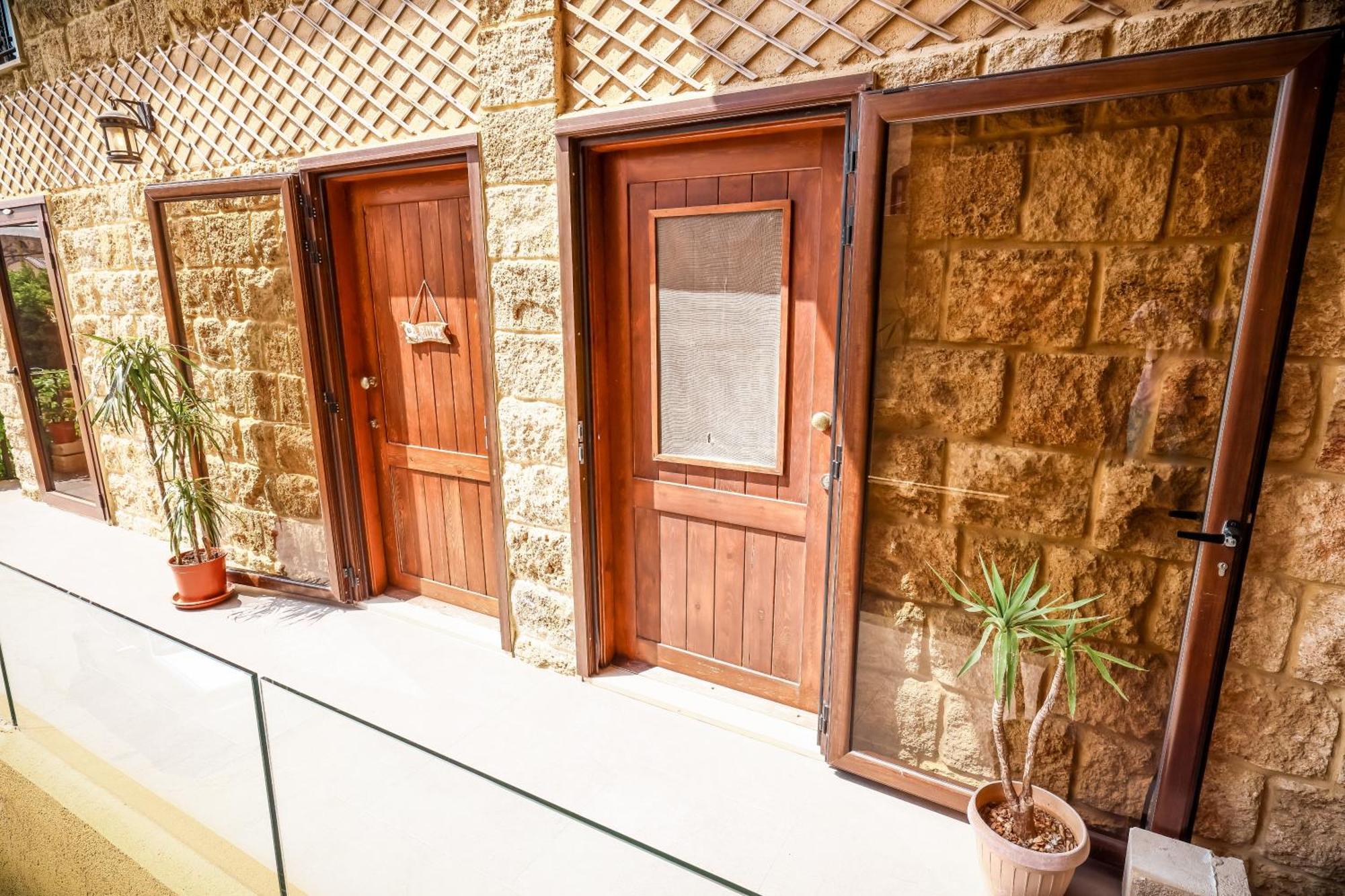 Old Town Guesthouses Batroûn Esterno foto
