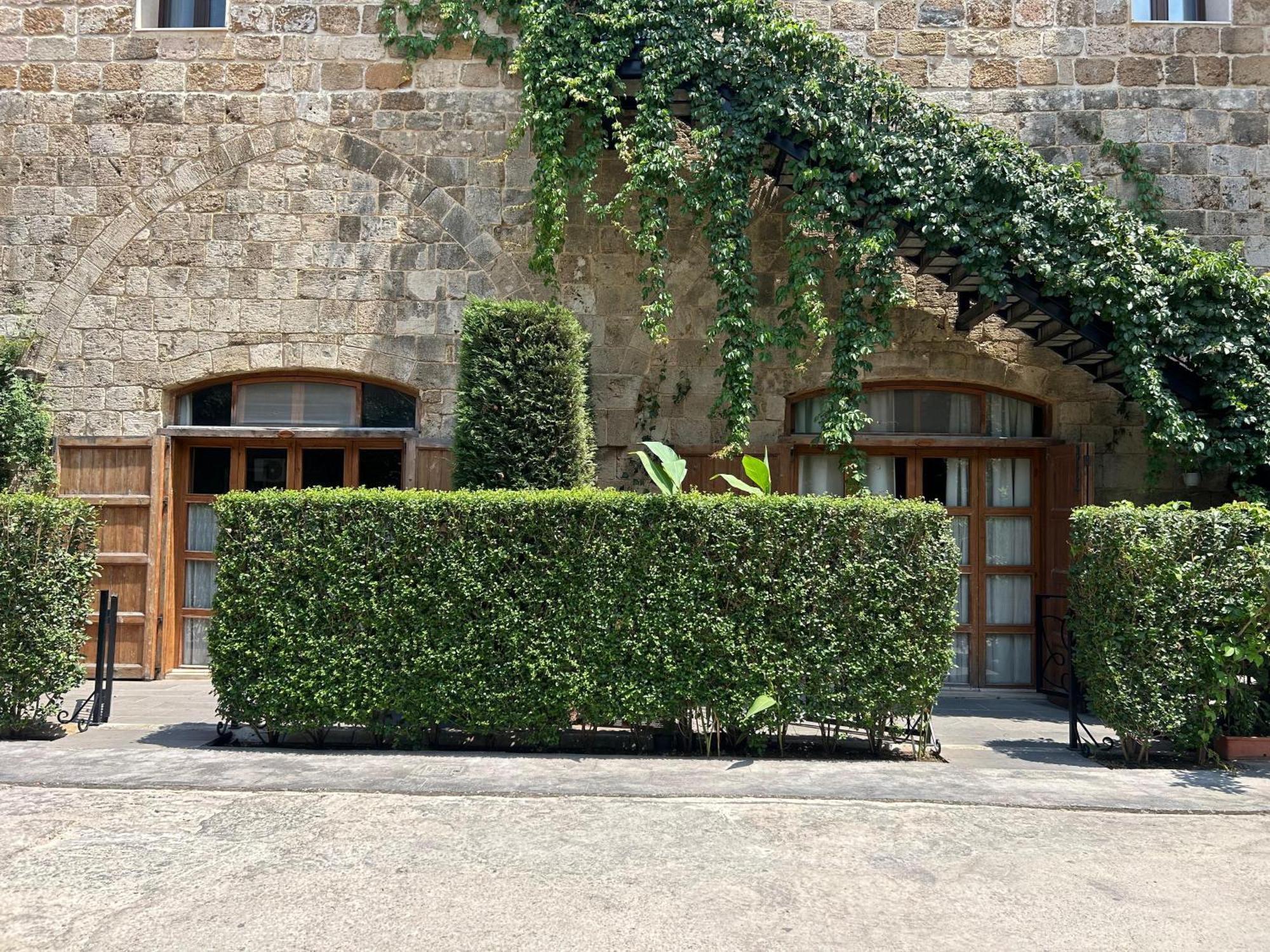 Old Town Guesthouses Batroûn Esterno foto